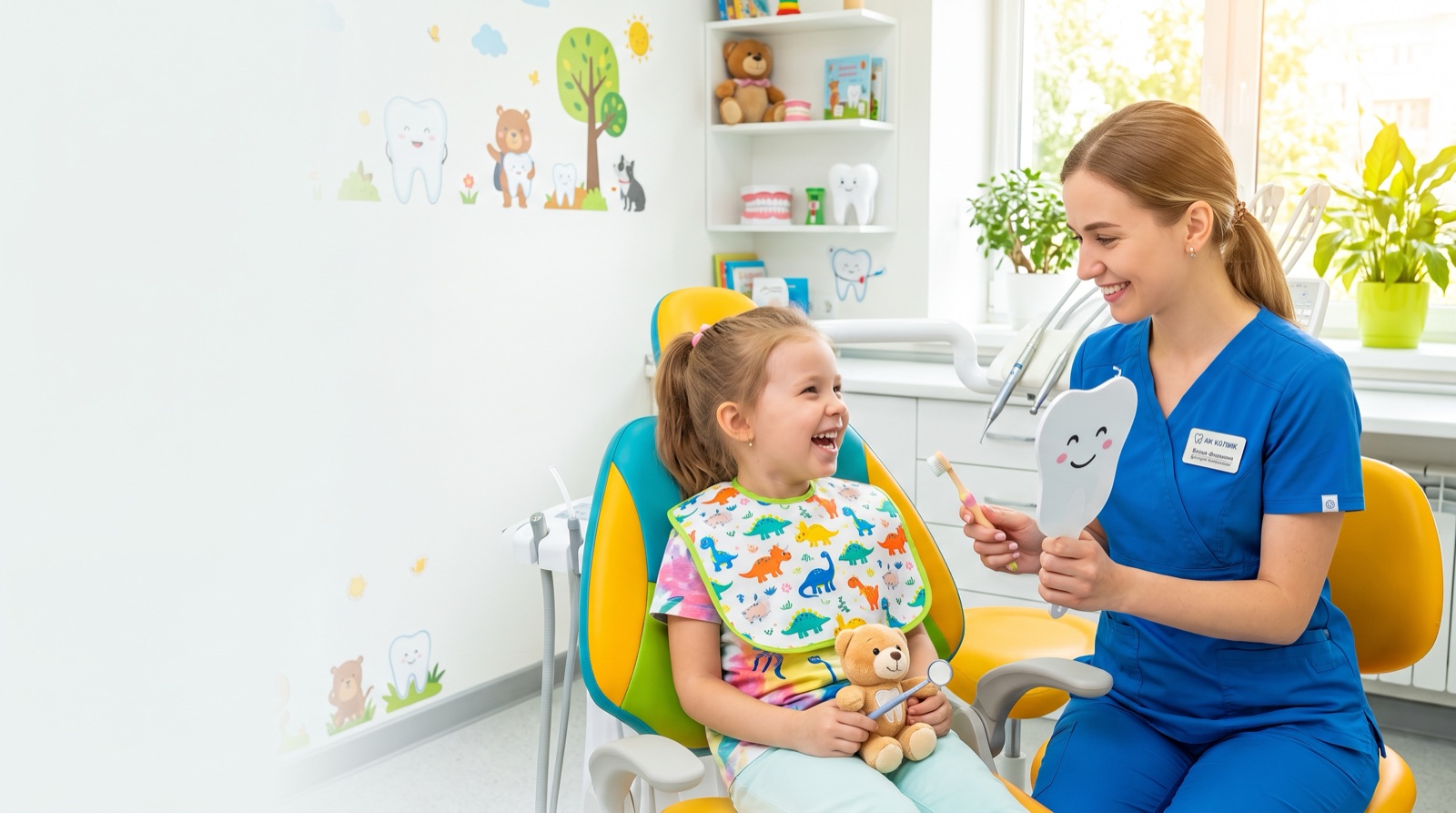 Детский стоматолог AV Clinic показывает ребёнку, как чистить зубы